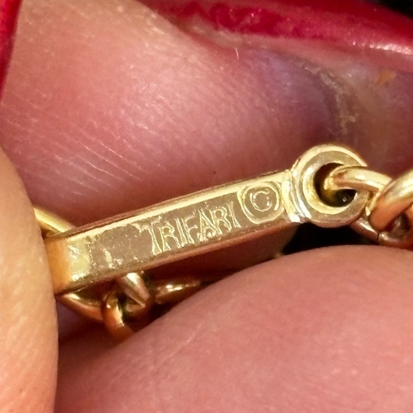 Gold-tone necklace by TRIFARI from the 60s – Find Vintage Beauty Trifari vintage brushed matte gold necklace
